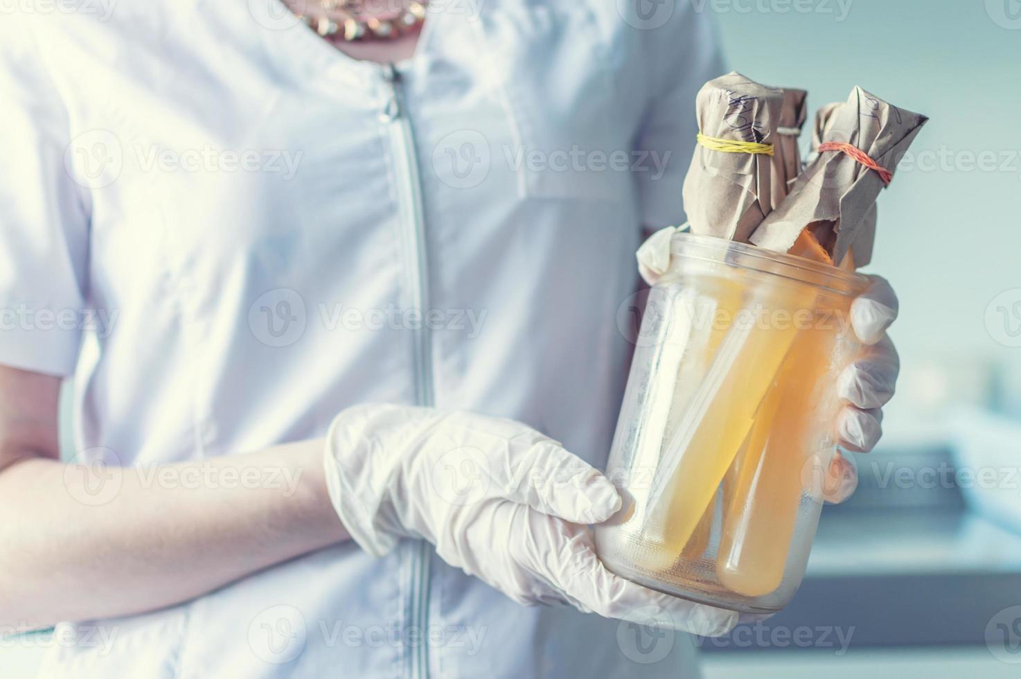 mains avec des tubes à essai dans le laboratoire photo