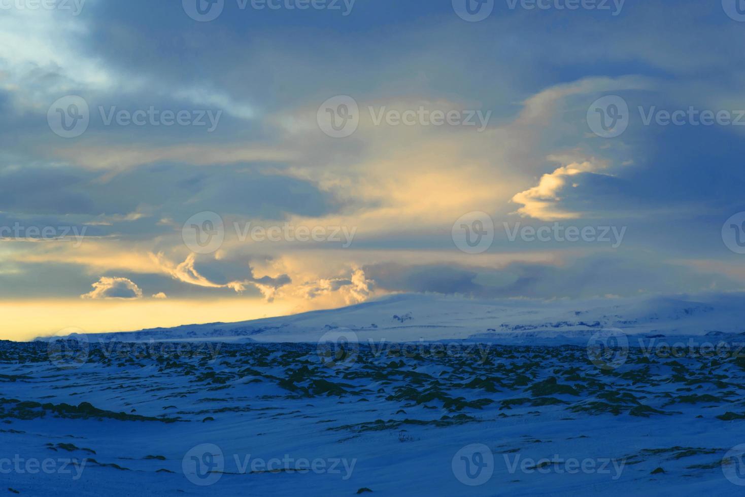 belle ambiance d'hiver de la mer avec un grand ciel bleu dans les collines de la surface du ciel. photo