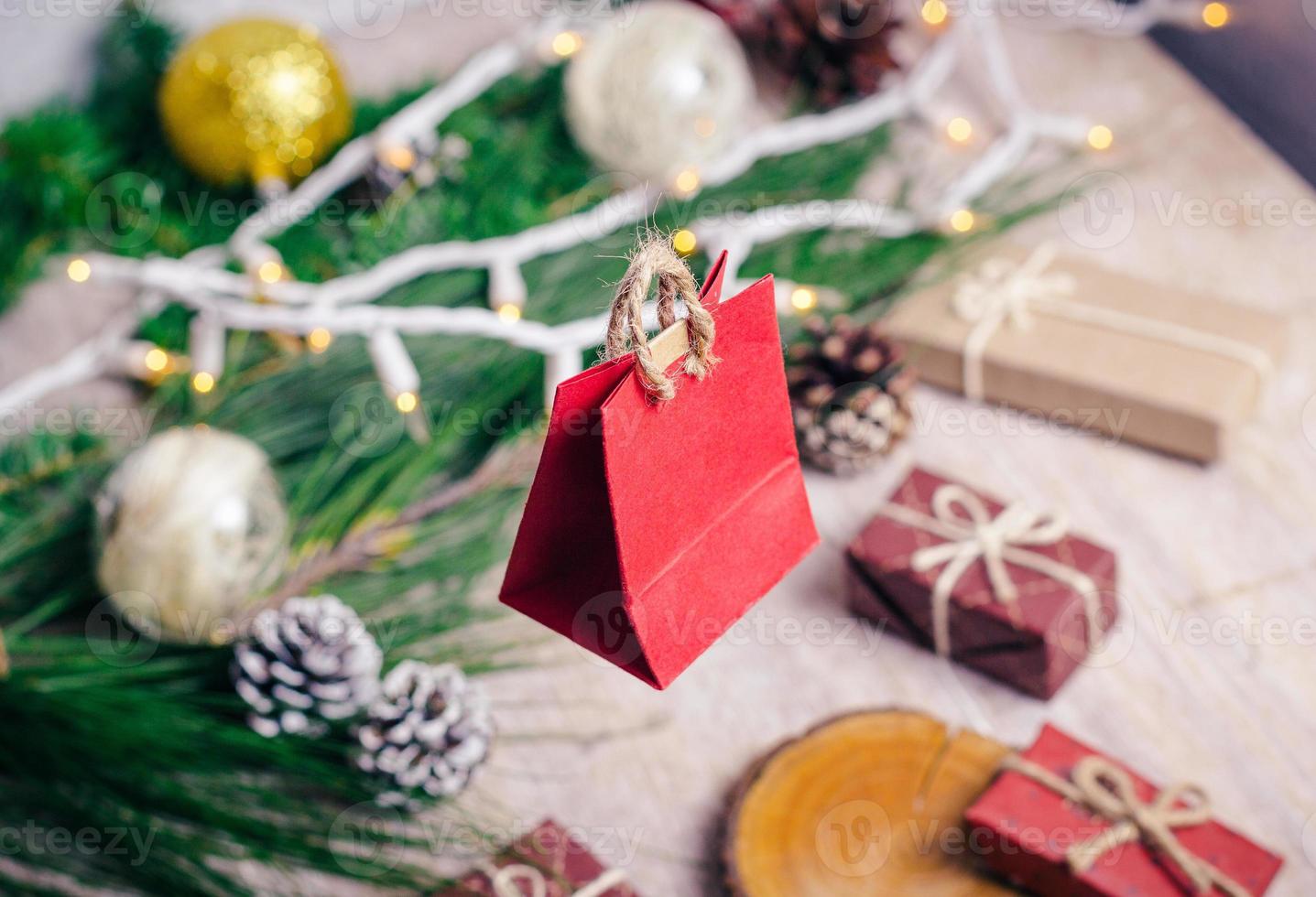 mini cadeaux de noël sur fond de bois avec des tons chauds et froids photo