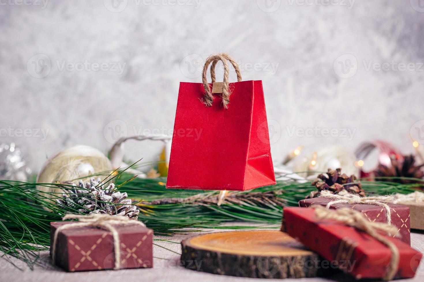 mini cadeaux de noël sur fond de bois avec des tons chauds et froids photo