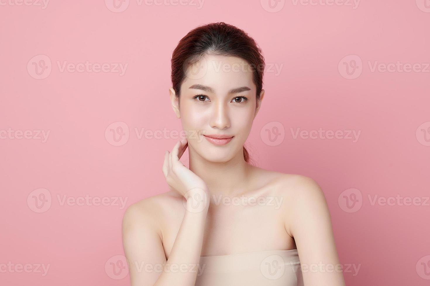 belle jeune femme asiatique à la peau fraîche et propre sur fond rose, soins du visage, soins du visage, cosmétologie, beauté et spa, portrait de femmes asiatiques. photo