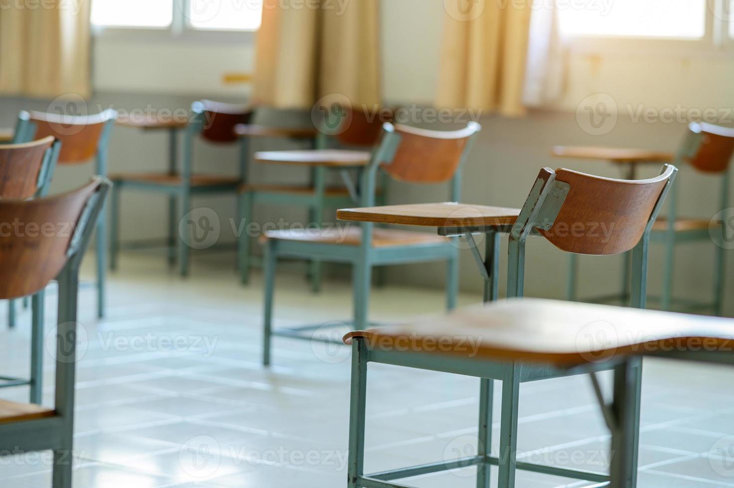 chaises vides dans les classes universitaires photo