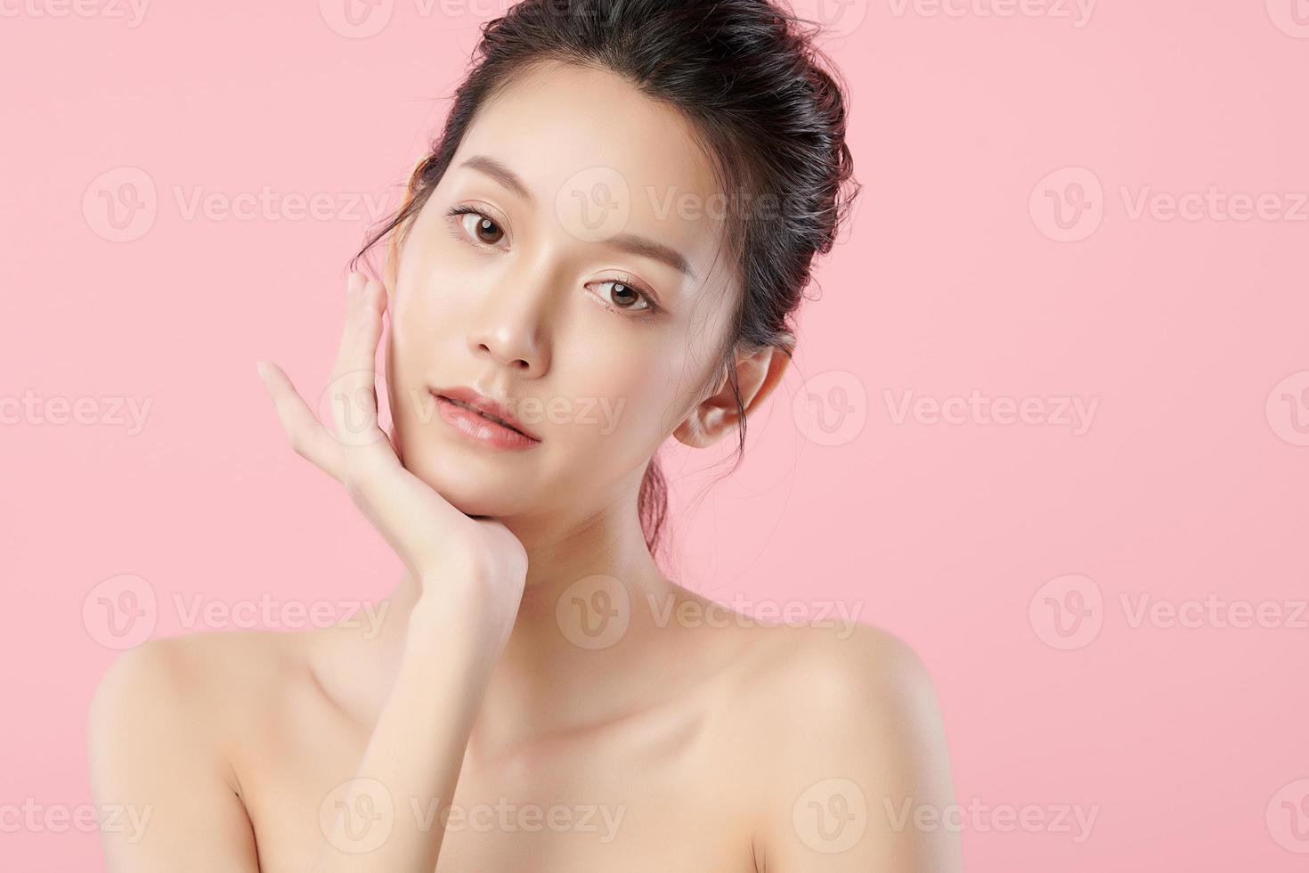 belle jeune femme asiatique à la peau fraîche et propre sur fond rose, soins du visage, soins du visage, cosmétologie, beauté et spa, portrait de femmes asiatiques. photo