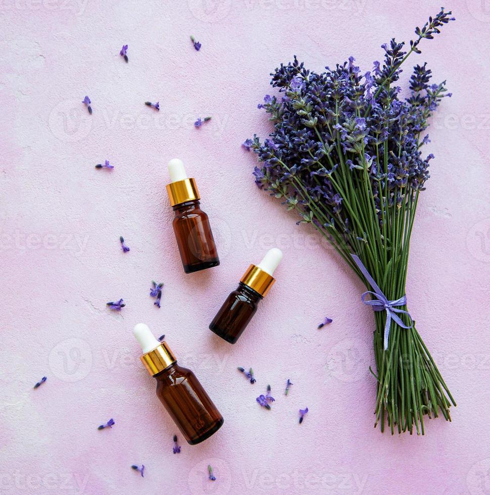 composition à plat avec des fleurs de lavande et des cosmétiques naturels photo