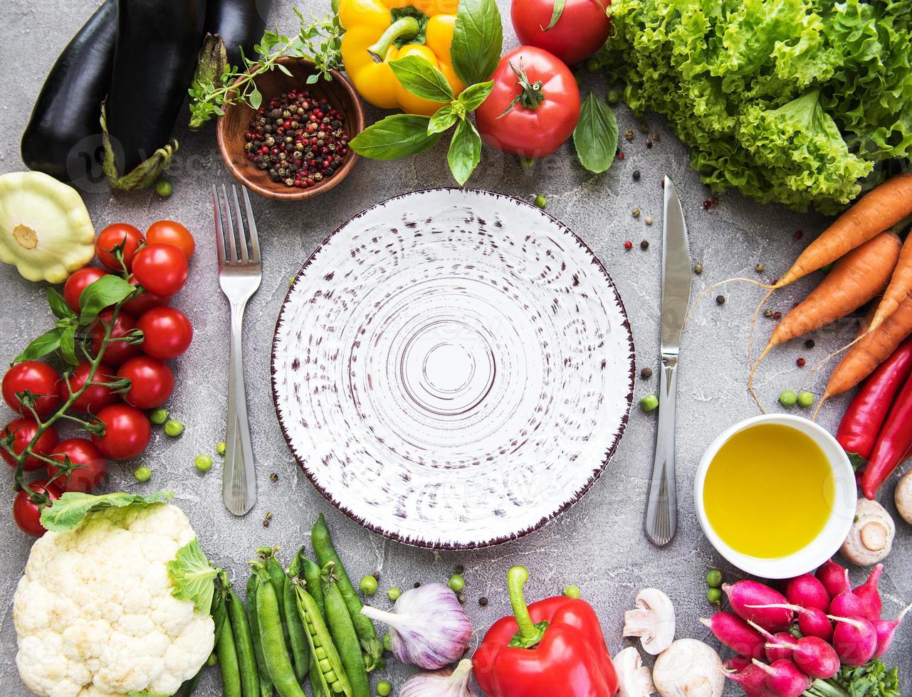 assiette vide et légumes frais photo