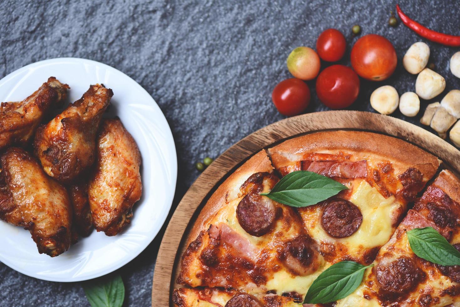 pizza sur plateau en bois vue de dessus délicieux savoureux fast food italien traditionnel et aile de poulet au four bbq grill photo