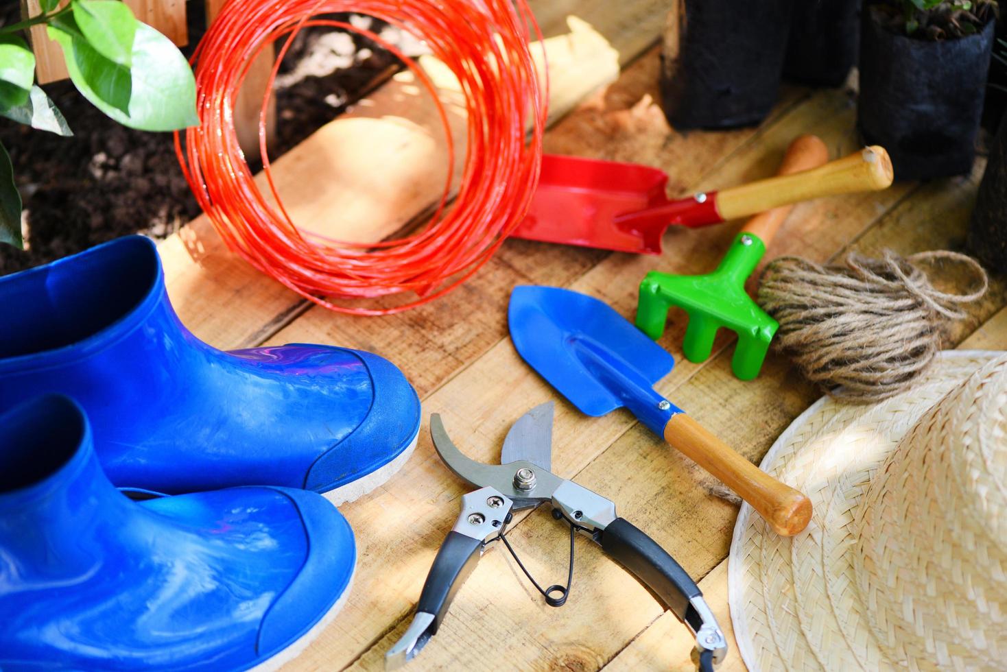 outils de jardinage sur planche de bois avec sécateur corde botte en  caoutchouc truelle de jardin équipement et chapeau de paille 4800943 Photo  de stock chez Vecteezy