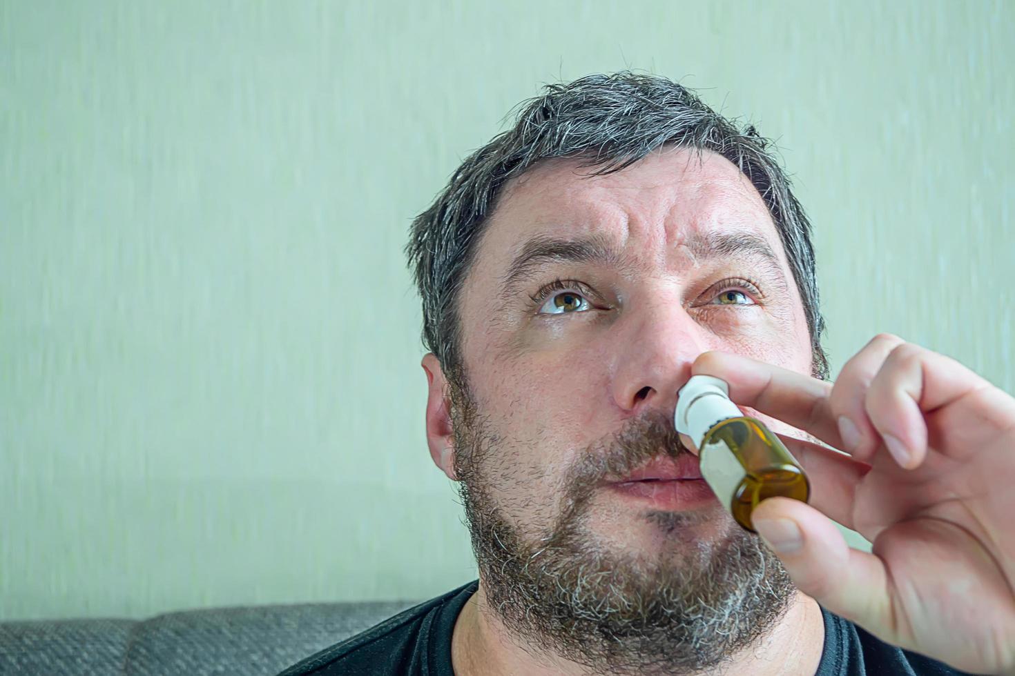 un homme au nez froid guérit photo