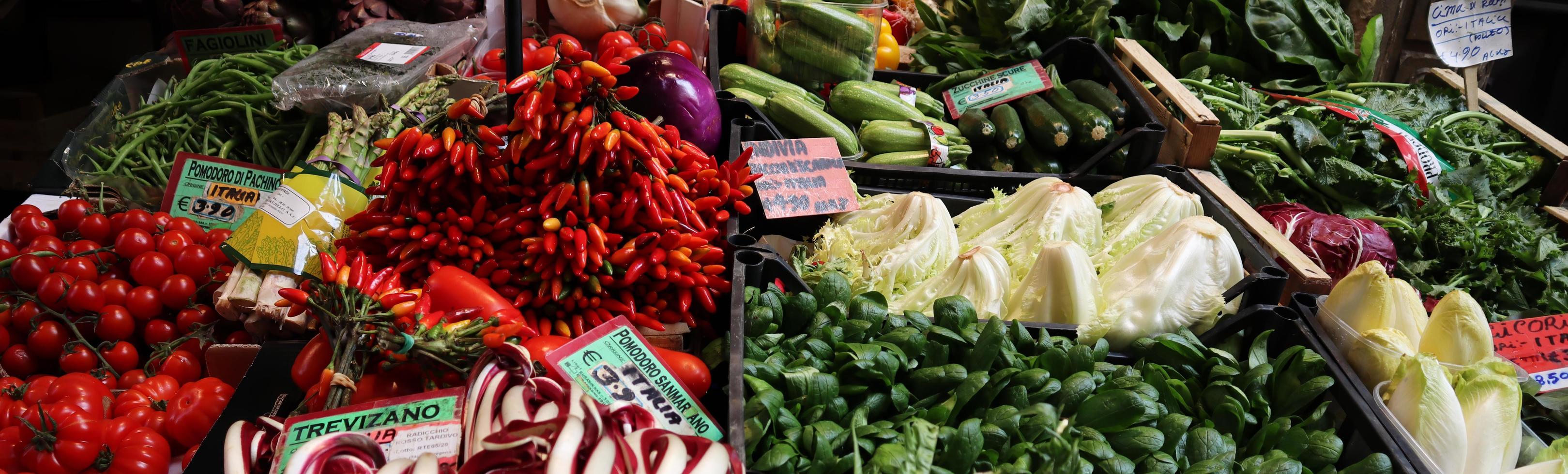 échoppe de marché vendant des légumes à bologne. Italie photo