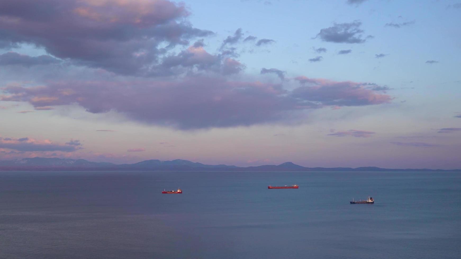 paysage marin avec beau ciel au coucher du soleil photo