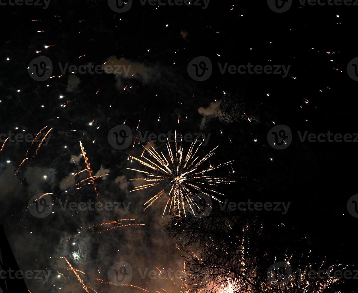 éclater des feux d'artifice colorés dans le ciel sombre de la nuit photo