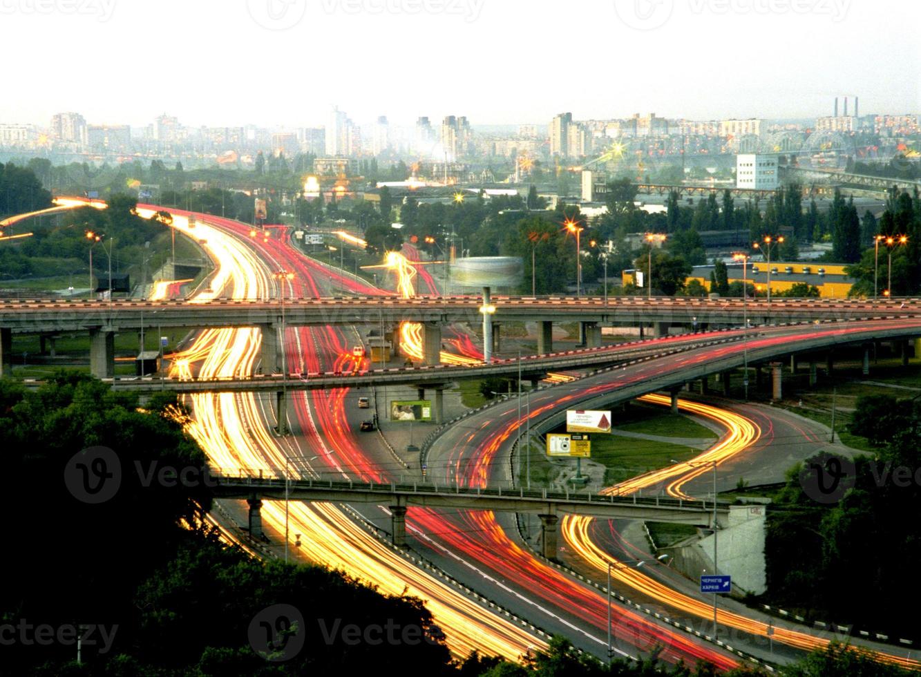 carrefour de routes en asphalte noir sur la nature urbaine ouverte photo