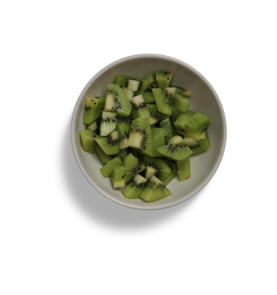 kiwi dans une tasse de fruits isolés avec une tranche et des feuilles isolées et des légumes de collection sur un fond blanc photo