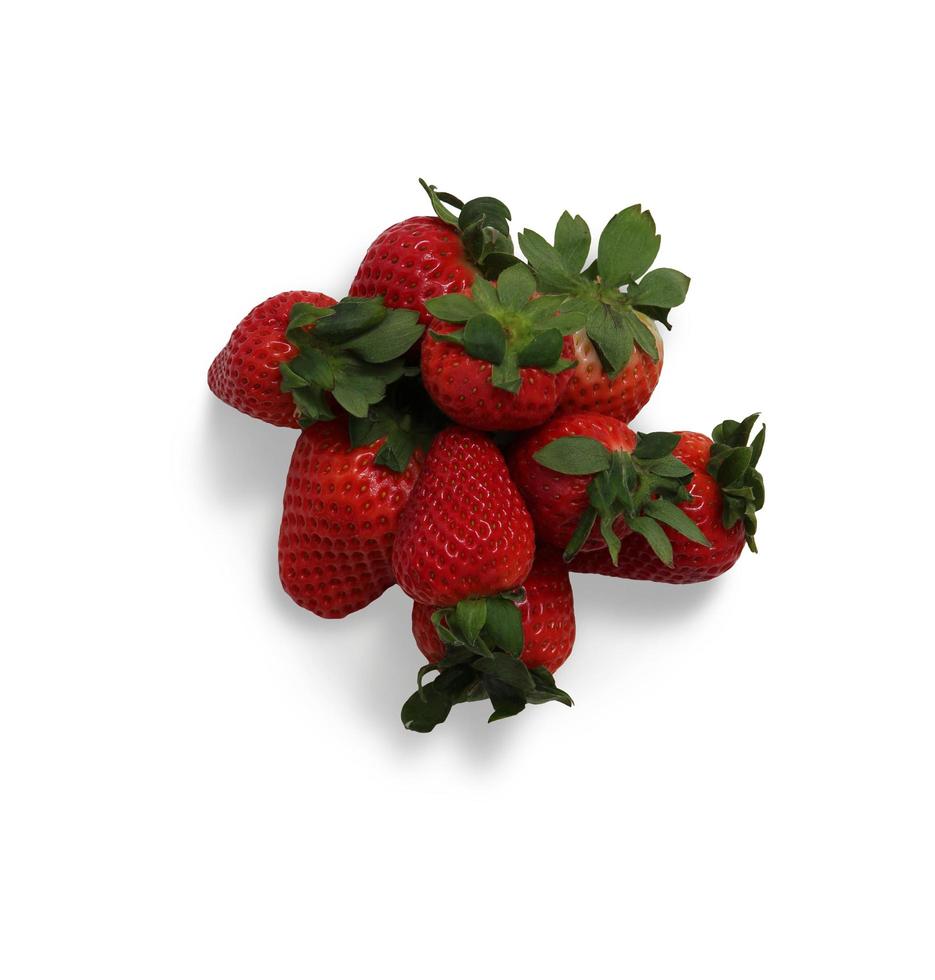 fruits isolés aux fraises avec tranche et feuilles isolées et légumes de collection sur fond blanc photo