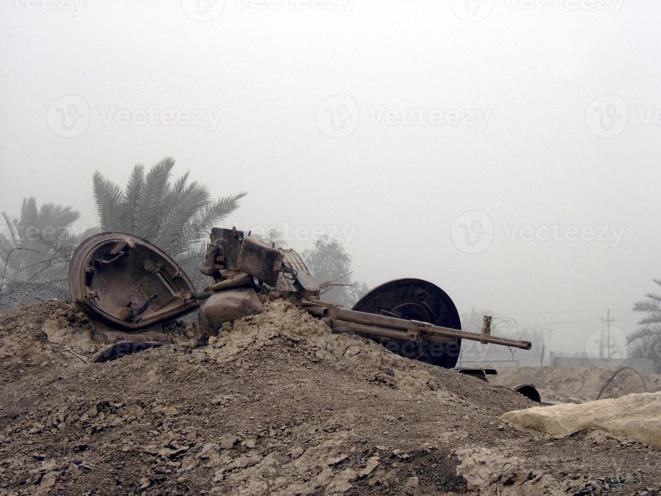 Réservoir de véhicule de l'armée militaire sur les pistes avec baril après la guerre victorieuse photo