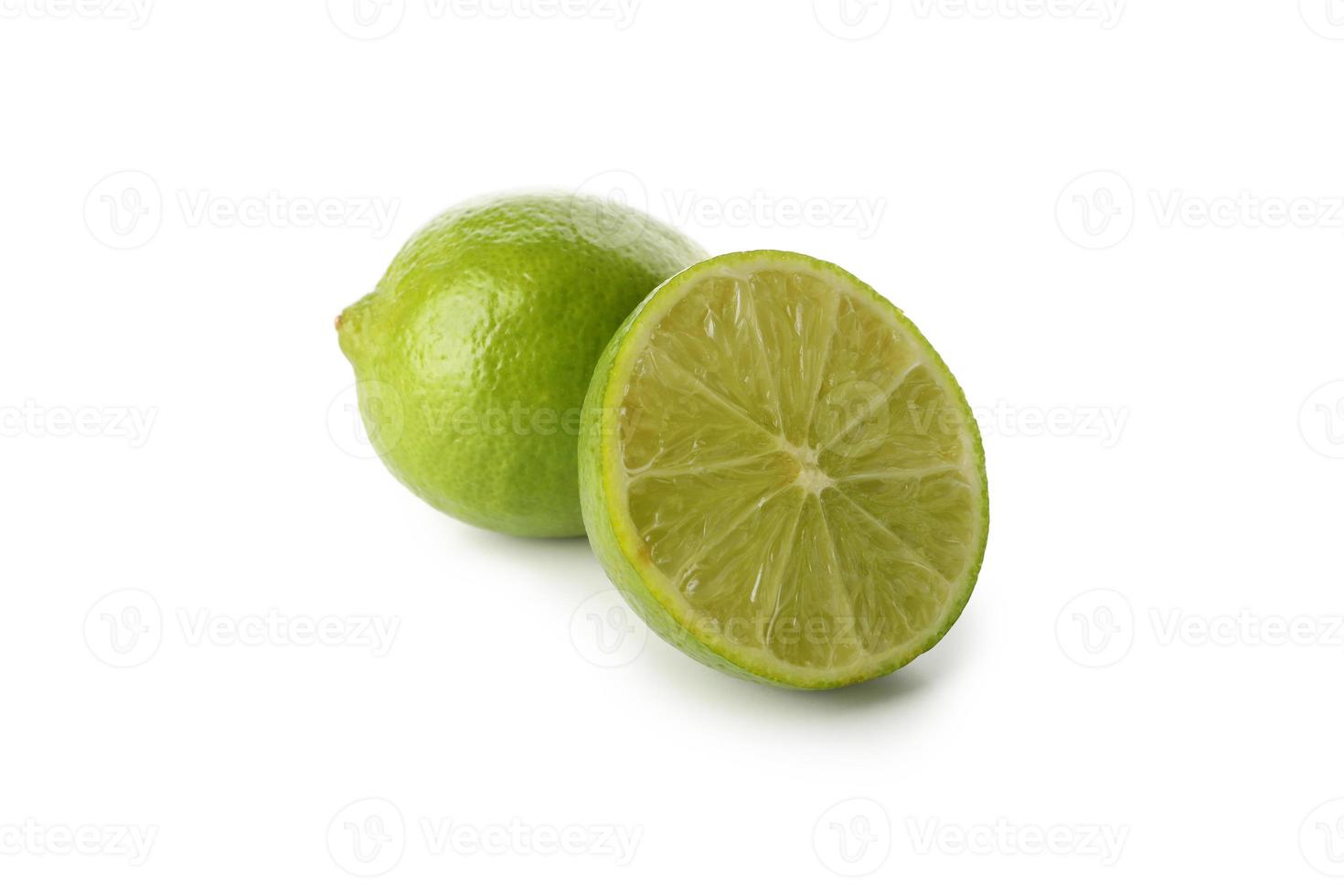 citron vert mûr frais isolé sur fond blanc photo