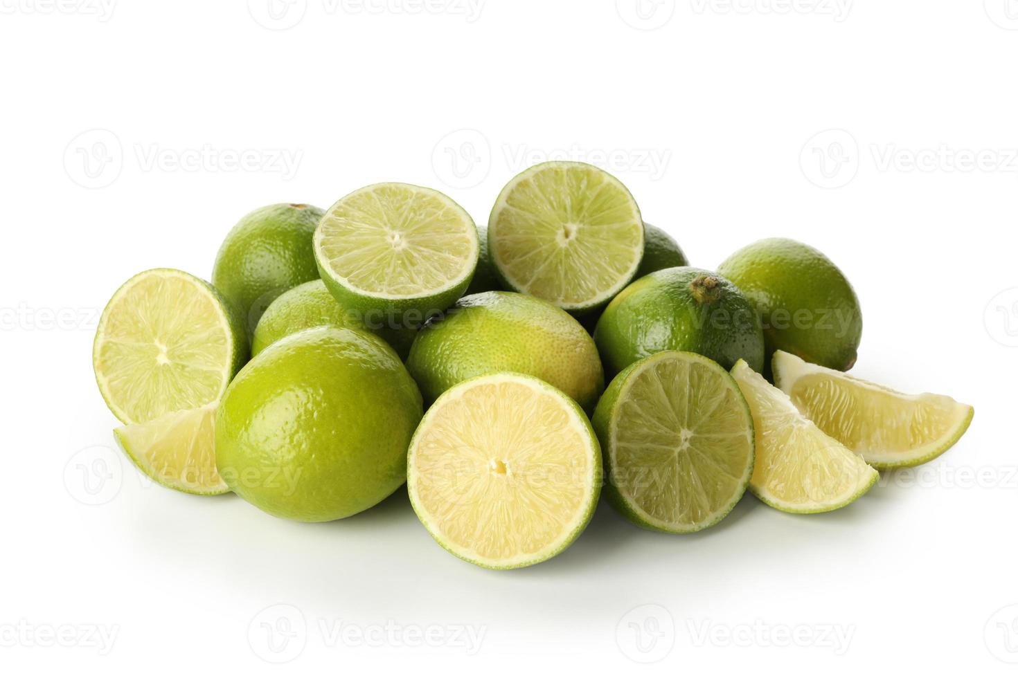 Tas de citron vert mûr isolé sur fond blanc photo
