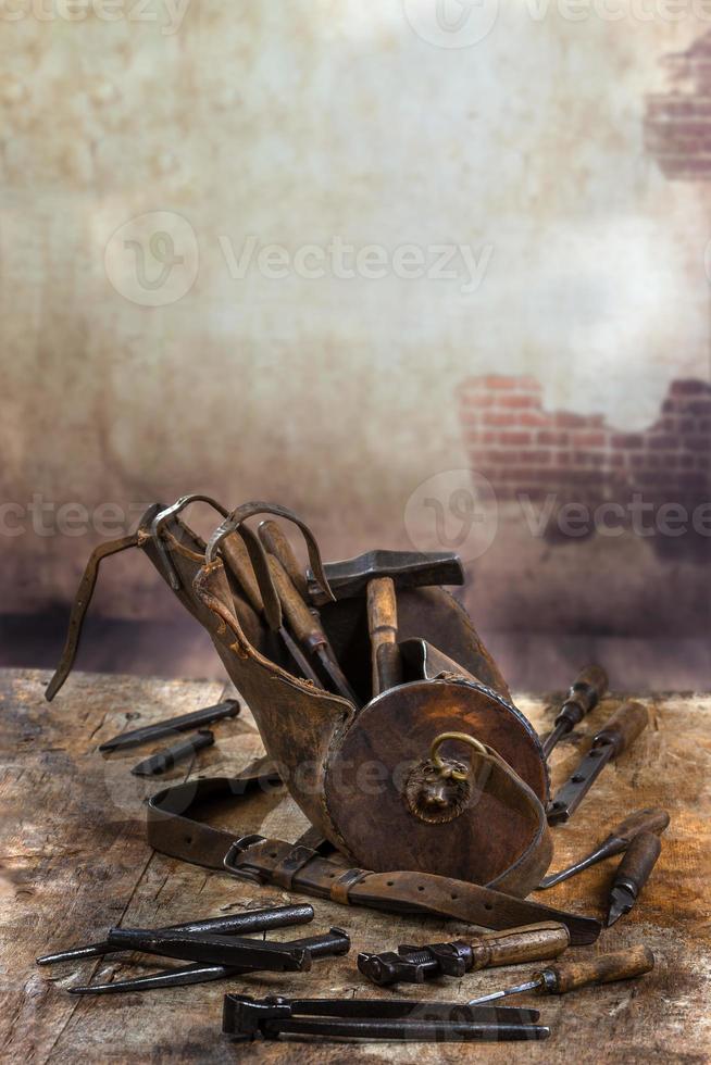 ensemble d'outils dans le vieux sac en cuir sur le plancher en bois d'omd photo