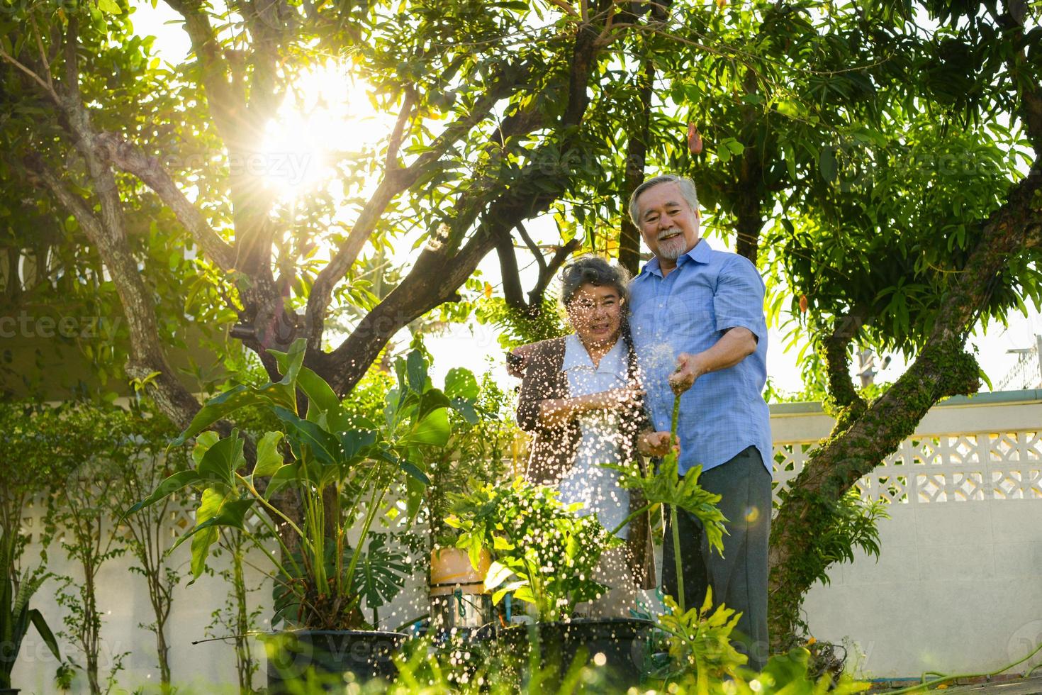 couples de personnes âgées dans le jardin. photo