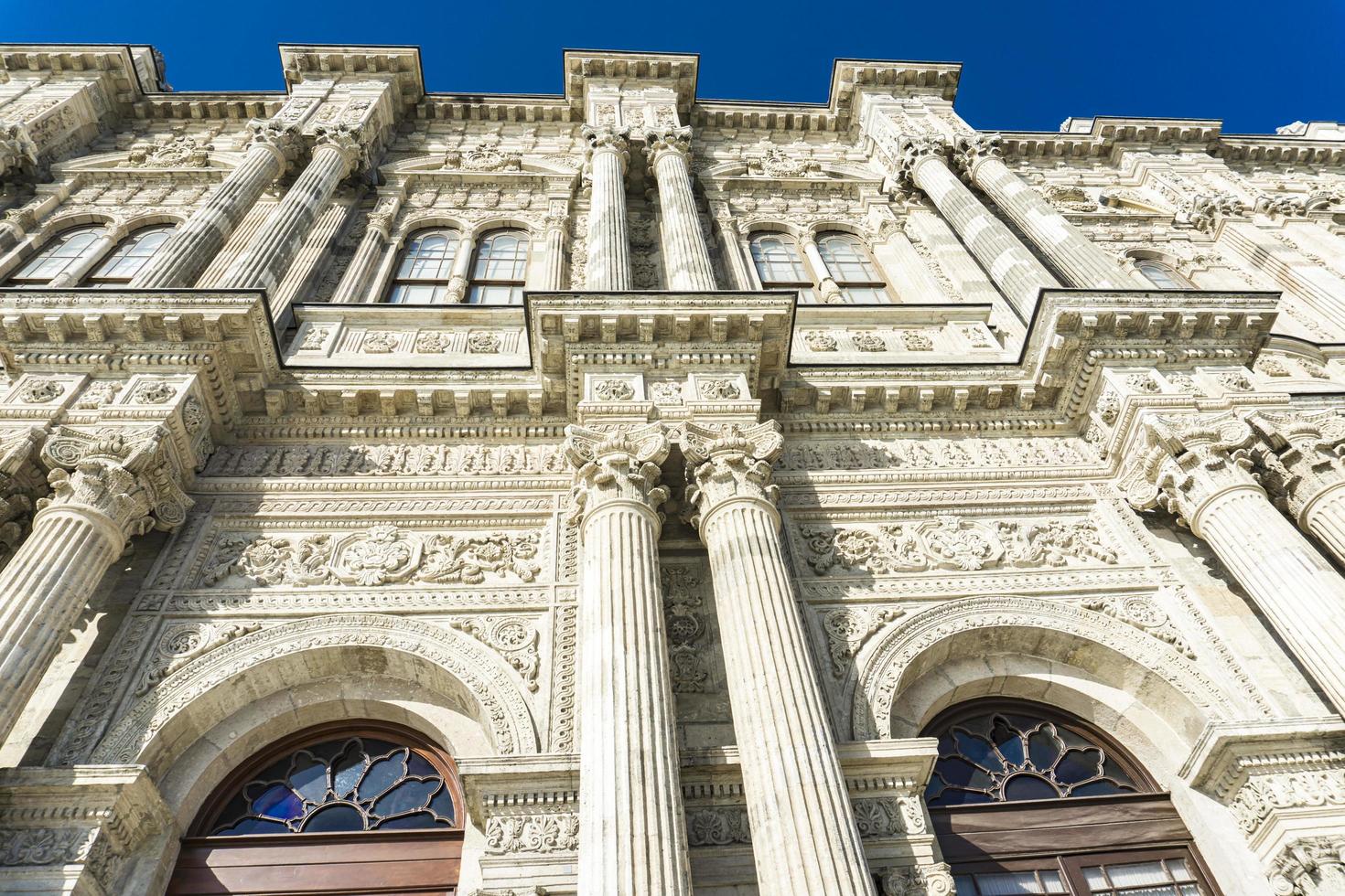 istanbul, turquie, 2019 - palais de dolmabahce à istanbul, turquie. palais a été construit en 1856 et a servi de centre administratif principal de l'empire ottoman jusqu'en 1922 photo