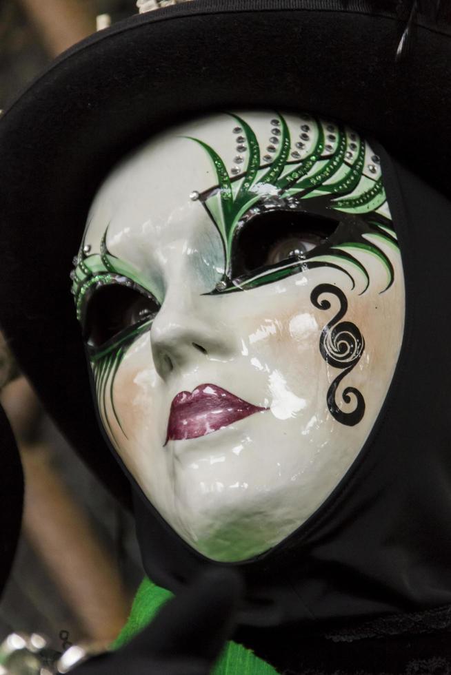 Venise, Italie, 2013 - personne non identifiée avec masque de carnaval vénitien à Venise, Italie. à 2013 il se tient du 26 janvier au 12 février. photo