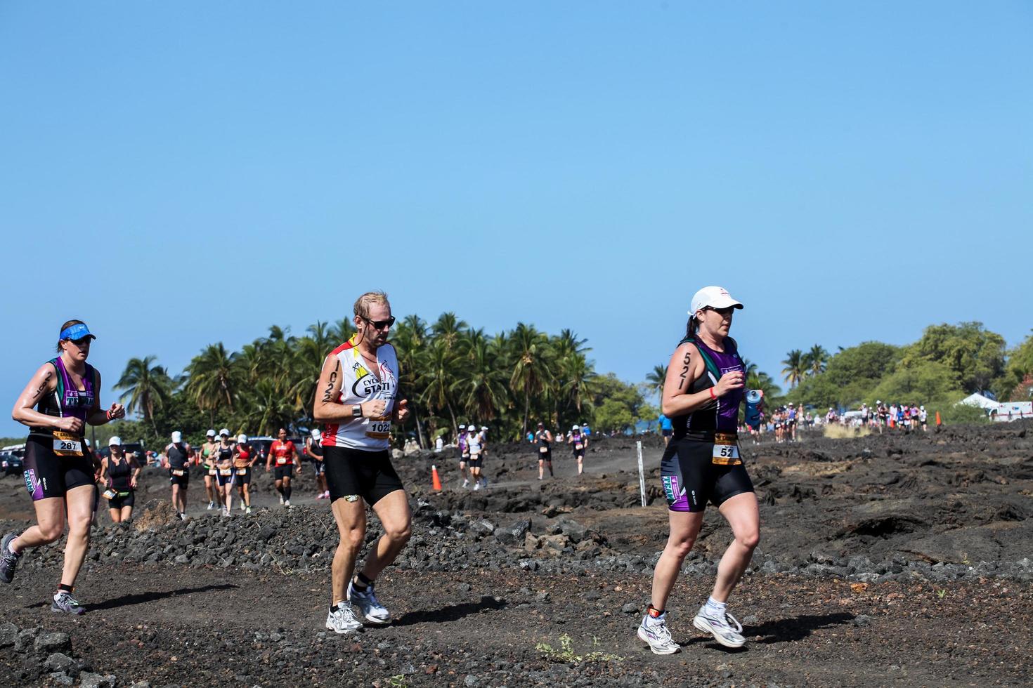 Waikoloa, États-Unis, 2011 - coureurs non identifiés sur le triathlon Lavaman à Waikoloa, Hawaï. il se déroule au format olympique - 1,5 km de natation, 40 km de vélo et 10 km de course à pied. photo