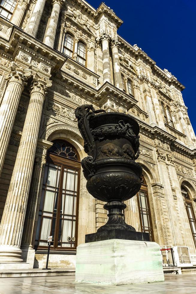 istanbul, turquie, 2019 - palais de dolmabahce à istanbul, turquie. palais a été construit en 1856 et a servi de centre administratif principal de l'empire ottoman jusqu'en 1922 photo