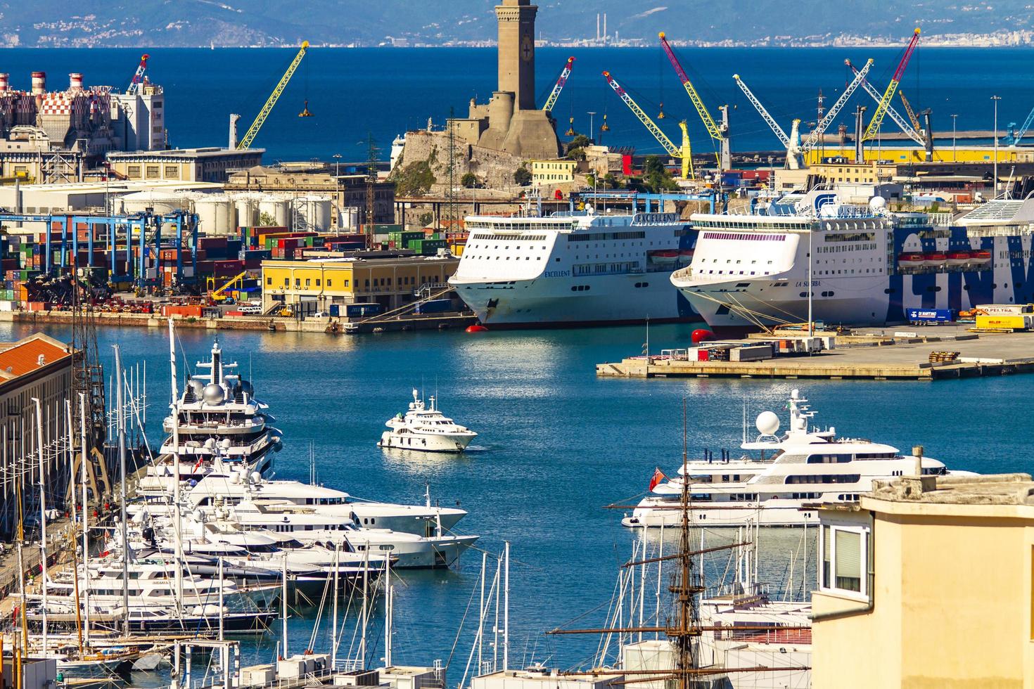 Gênes, Italie, 2017 - détail du port de Gênes en Italie. Le port de Gênes est le principal port maritime italien. photo