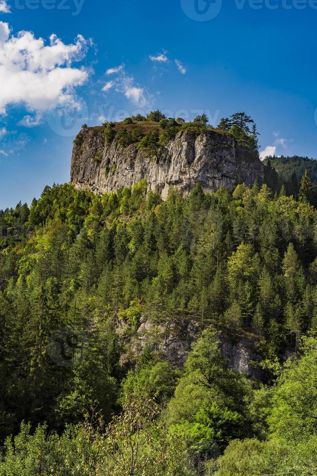 vue de loin sur le rocher plat de ravna stena de montagne tara en serbie photo