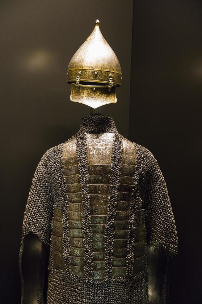 istanbul, turquie, 2019 - armure dans la salle d'exposition de l'armurerie au palais de topkapi à istanbul, turquie. c'est une résidence principale du 15ème siècle des sultans ottomans et un site du patrimoine mondial de l'unesco. photo