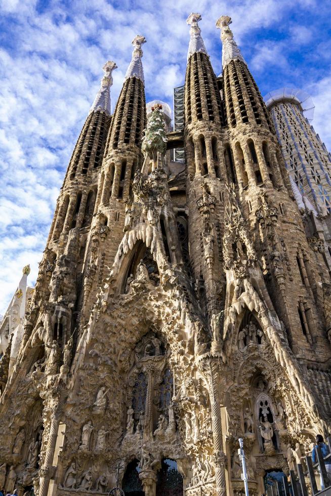 barcelone, espagne, 2019 - cathédrale la sagrada familia à barcelone, espagne. il est conçu par l'architecte antonio gaudi et construit depuis 1882. photo