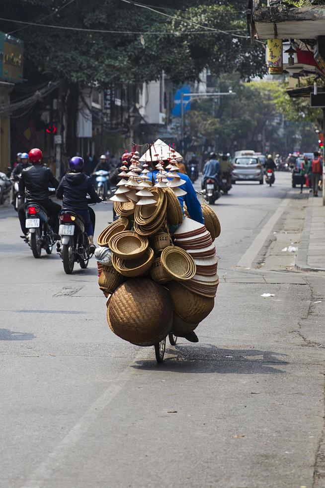 hanoi, vietnam, 2017 - personnes non identifiées dans la rue de hanoi, vietnam. à hanoi, les motos ont dépassé les vélos comme principal moyen de transport. photo