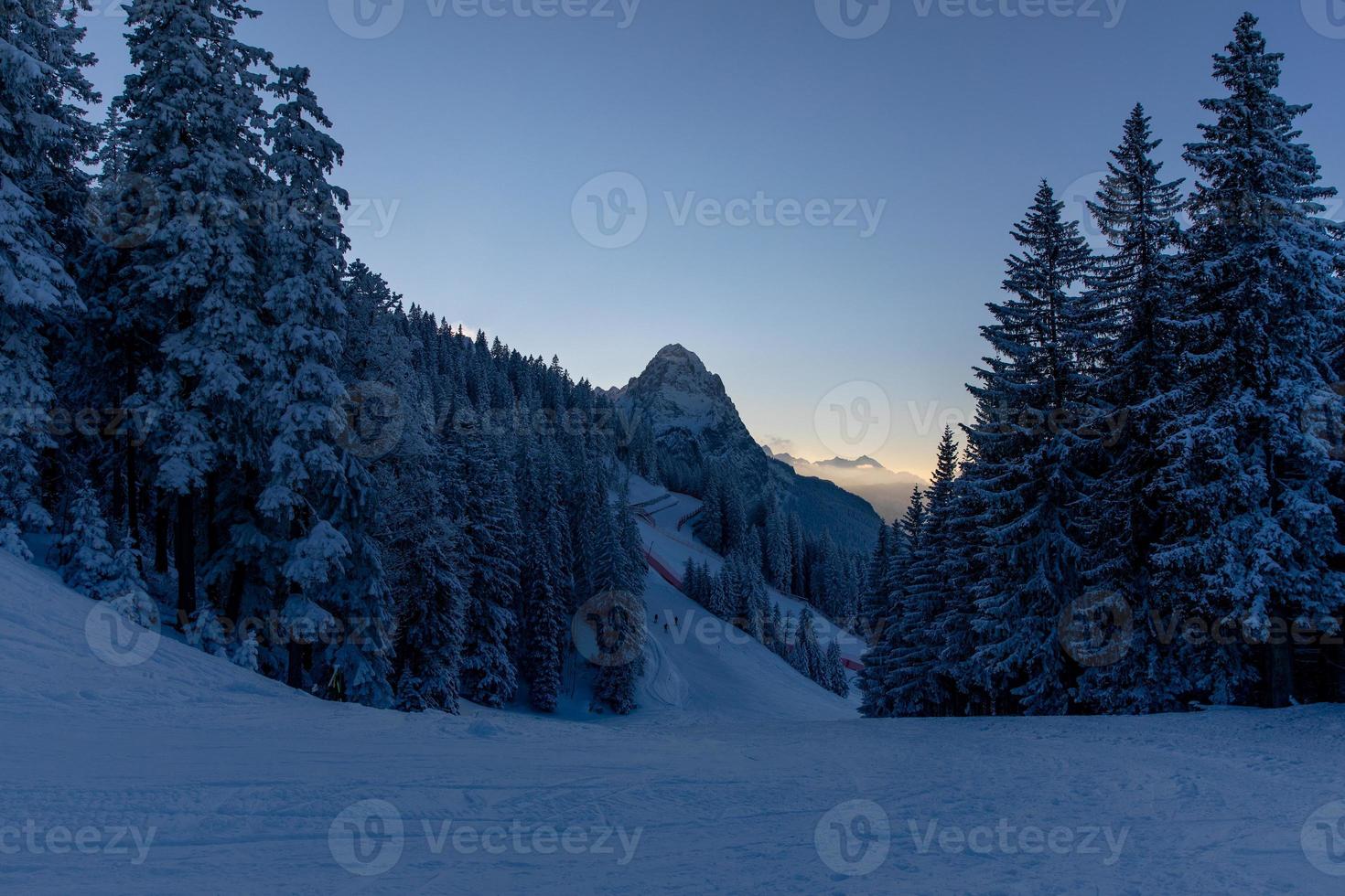 vue panoramique sur les pistes de ski à garmisch partenkirchen photo