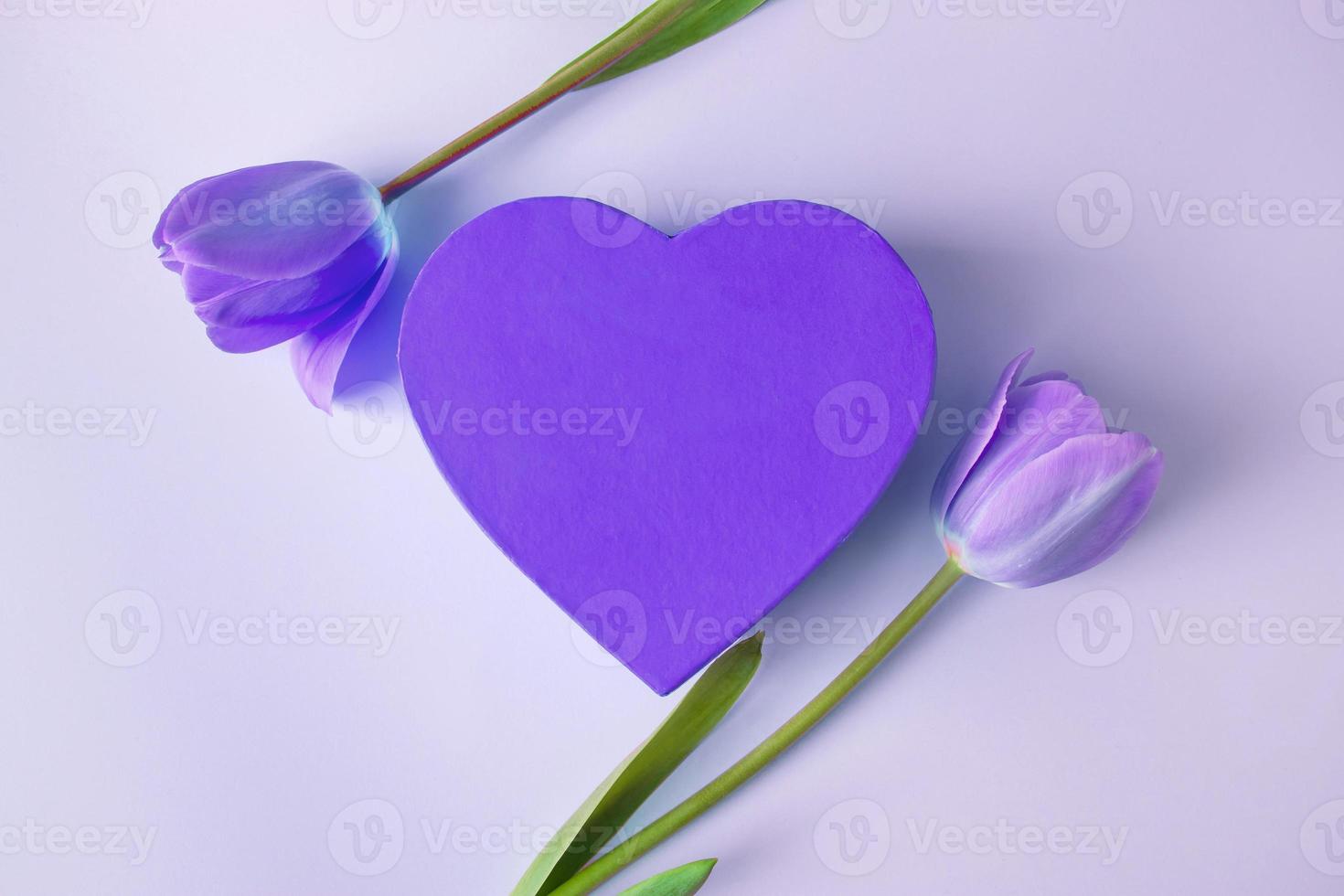 coeur violet et tulipes. couleur tendance de l'année 2022 photo