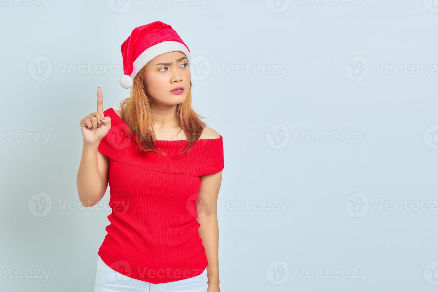 jeune femme asiatique excitée regardant de côté et levant le doigt pour avoir une bonne idée photo