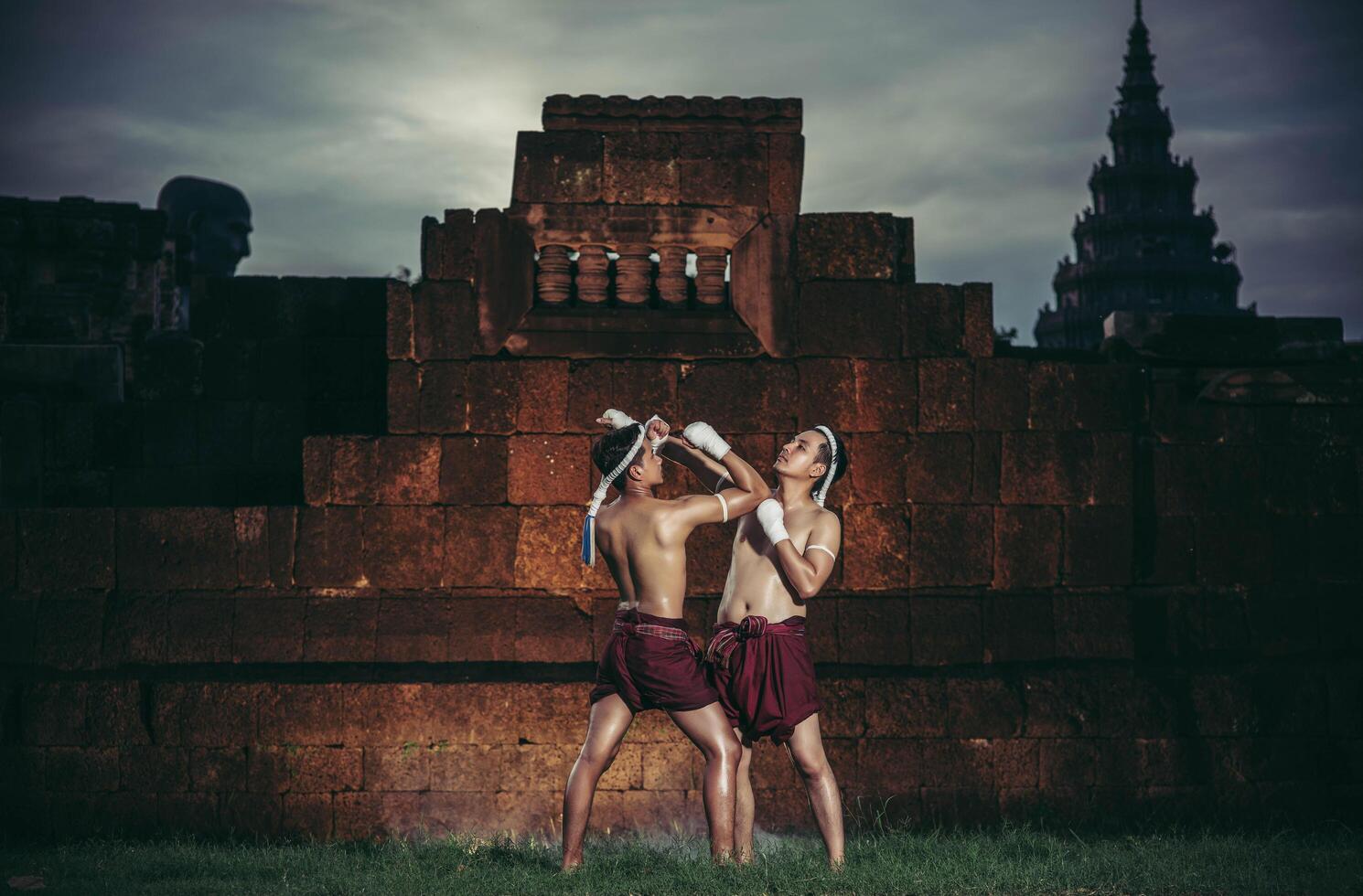 deux boxeurs se battent avec les arts martiaux du muay thai. photo