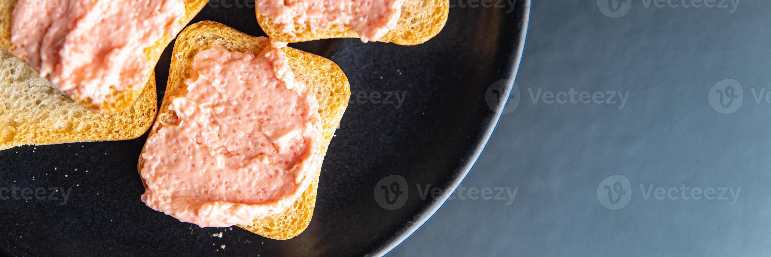 smorrebrod oeuf de capelan sandwich au caviar régime pescetarian photo