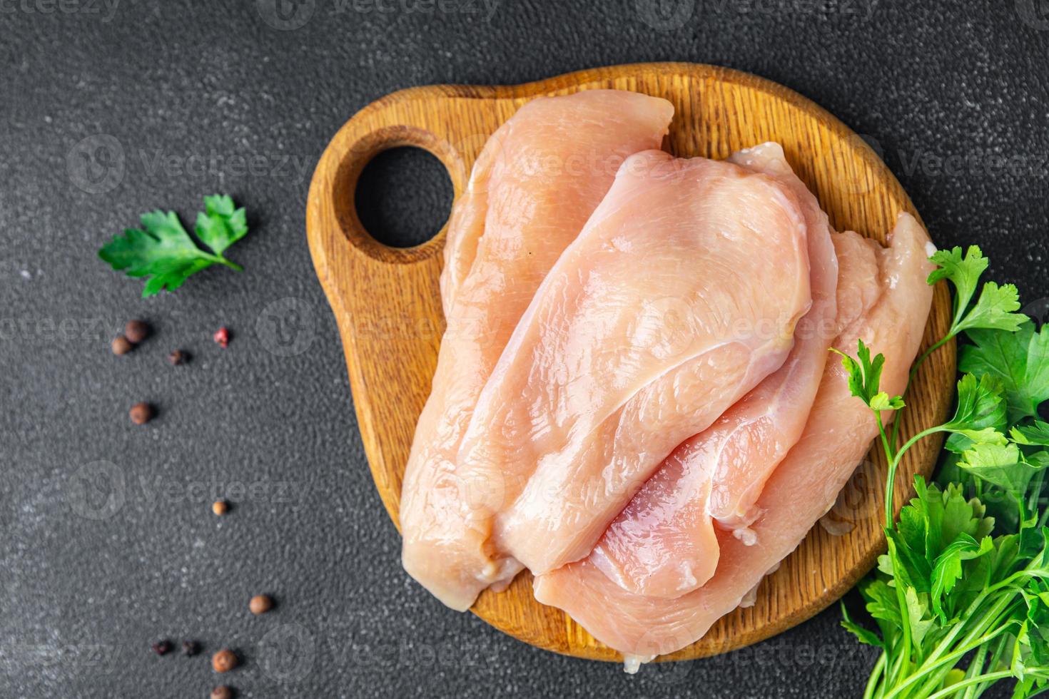 tranches de poitrine de poulet crue viande de volaille régime céto ou paléo photo