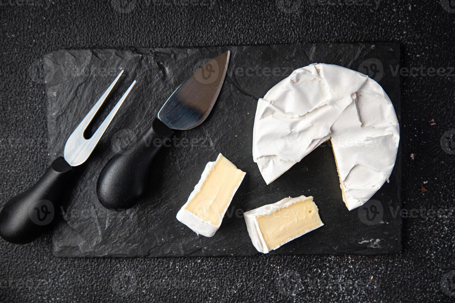 camembert ou brie tête de fromage à pâte molle repas sain photo