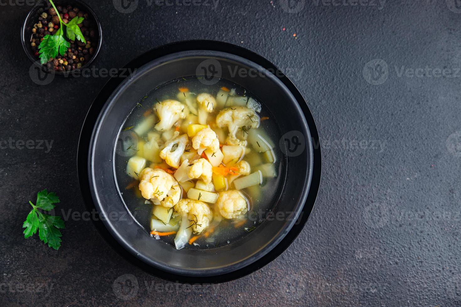 soupe de chou-fleur légumes entrée végétarienne photo