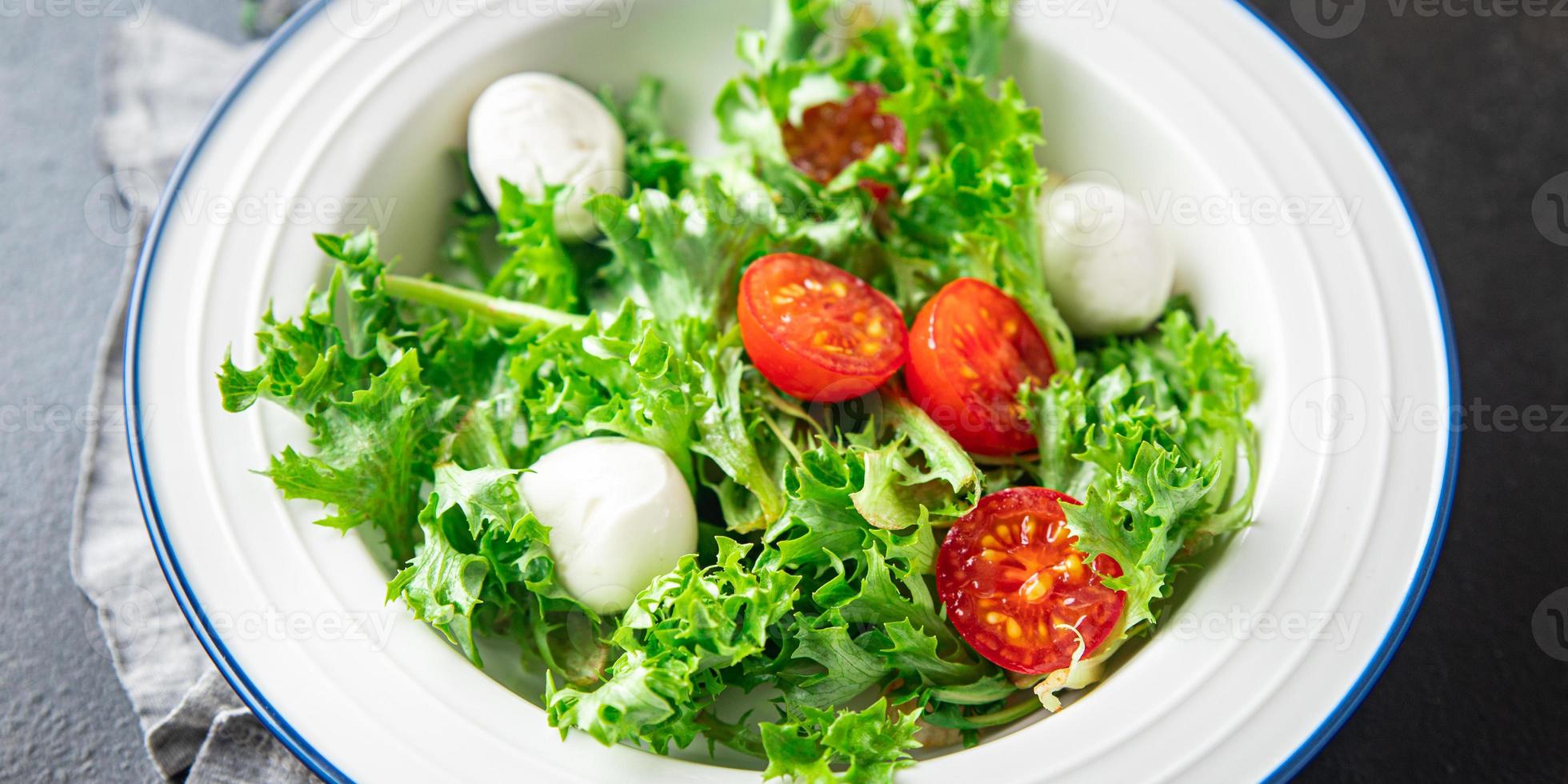 salade mozzarella, tomate, laitue, roquette repas sain nourriture végétalienne ou végétarienne photo