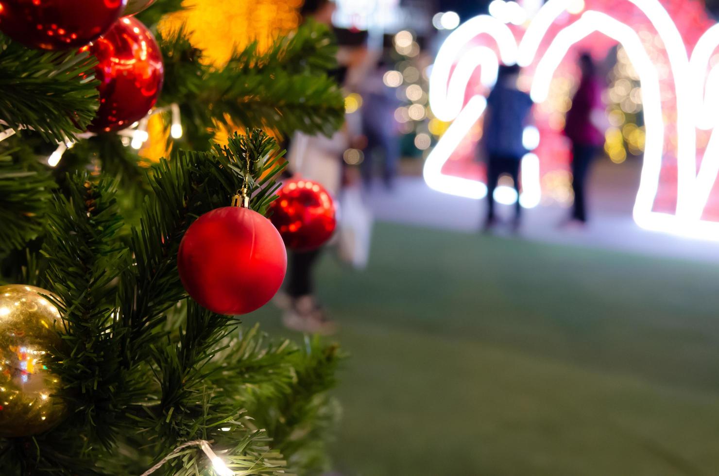 boules rouges décorées de décorations d'arbres de noël. fêtes du nouvel an et de noël. copiez l'arrière-plan de l'espace. photo
