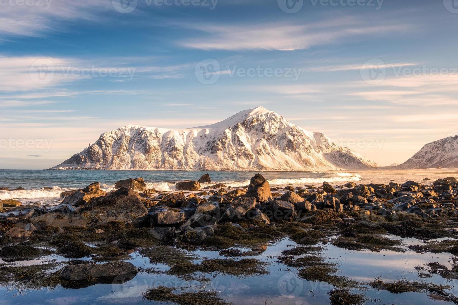 lever du soleil sur la montagne enneigée sur la côte de la plage de skagsanden photo