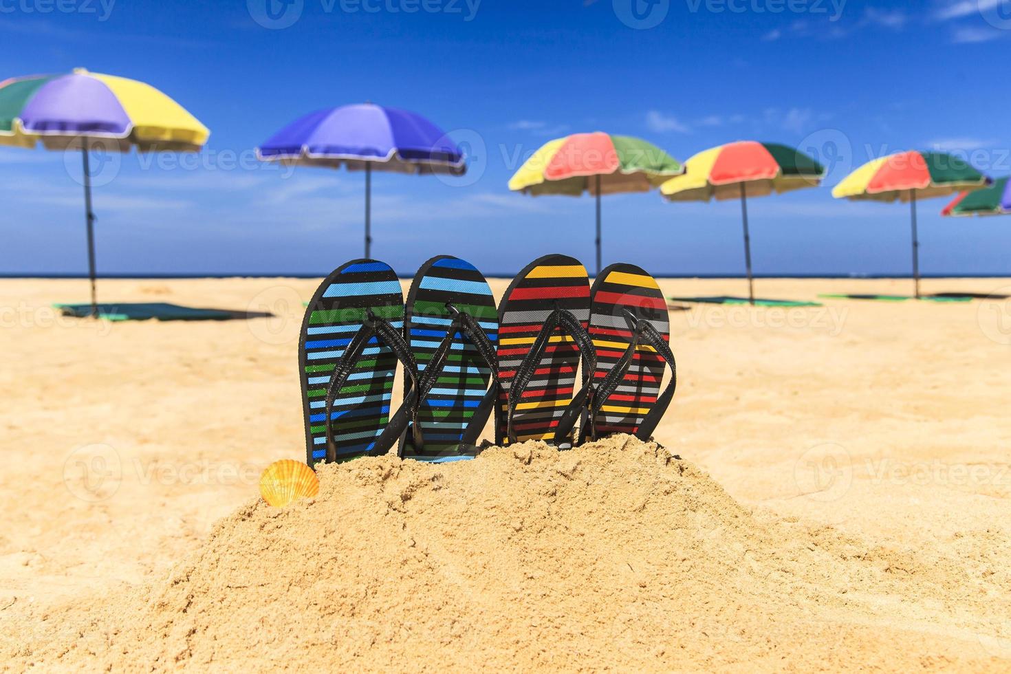 tongs sur la plage de sable photo