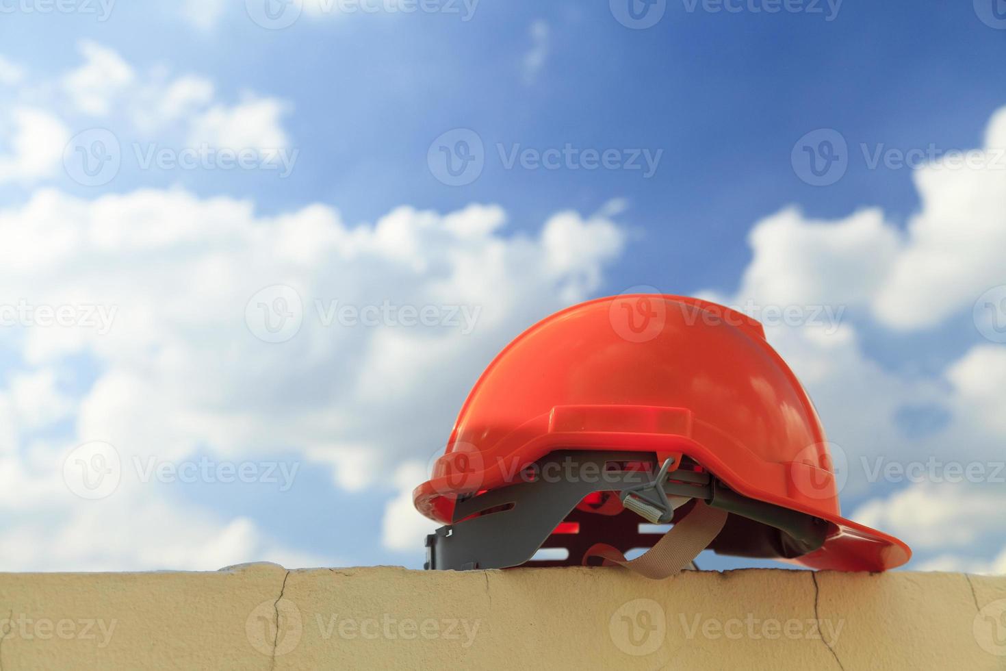 casque de chantier sous le ciel bleu photo