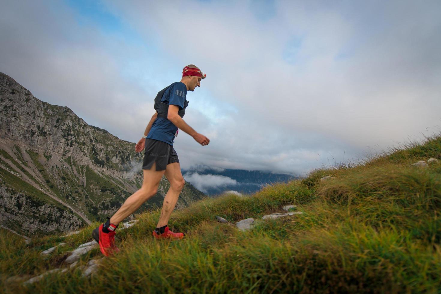 Skymarathon de compétition de course de montagne extrême. athlète maigre photo