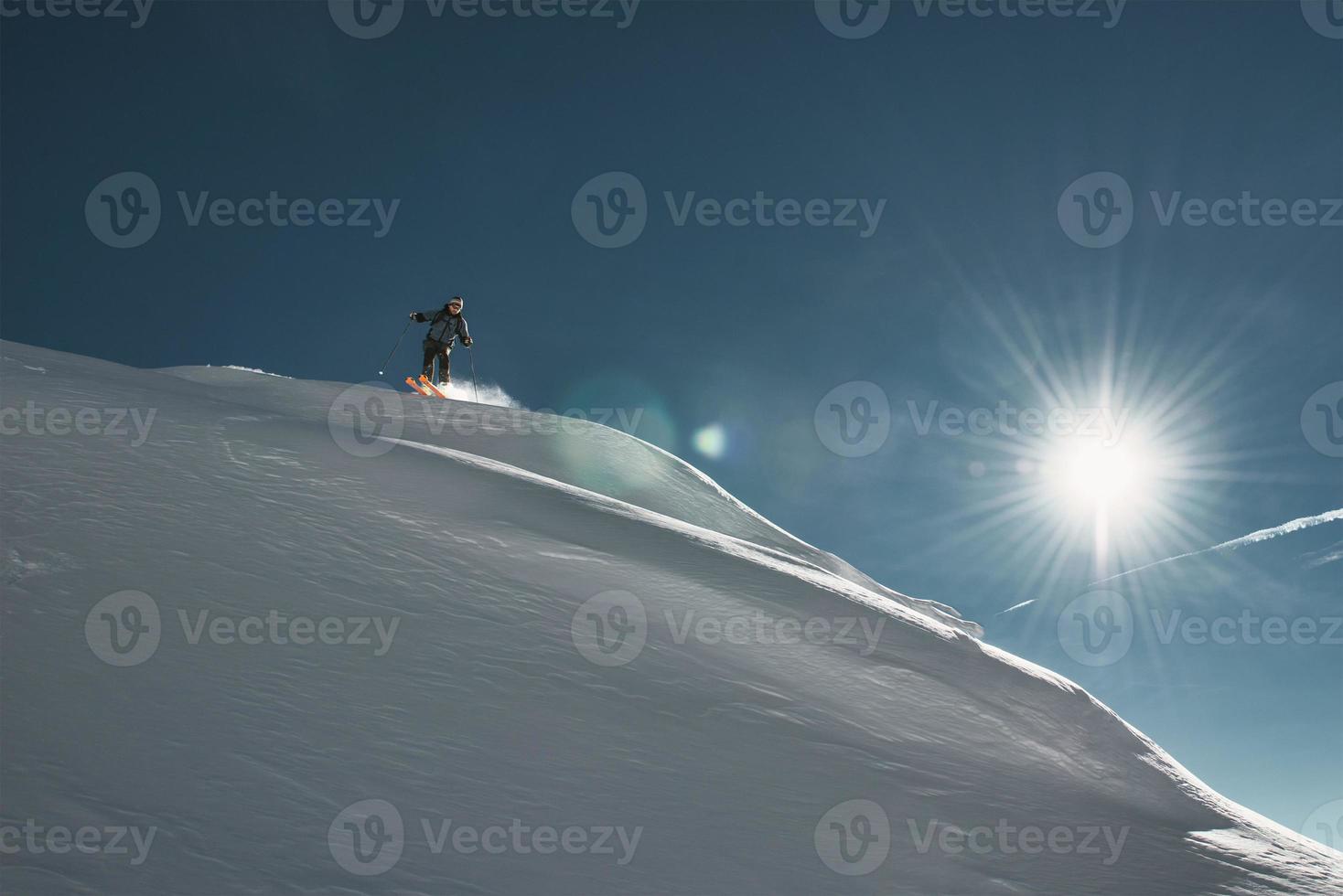 un skieur extrême s'attaque à une pente de neige fraîche photo