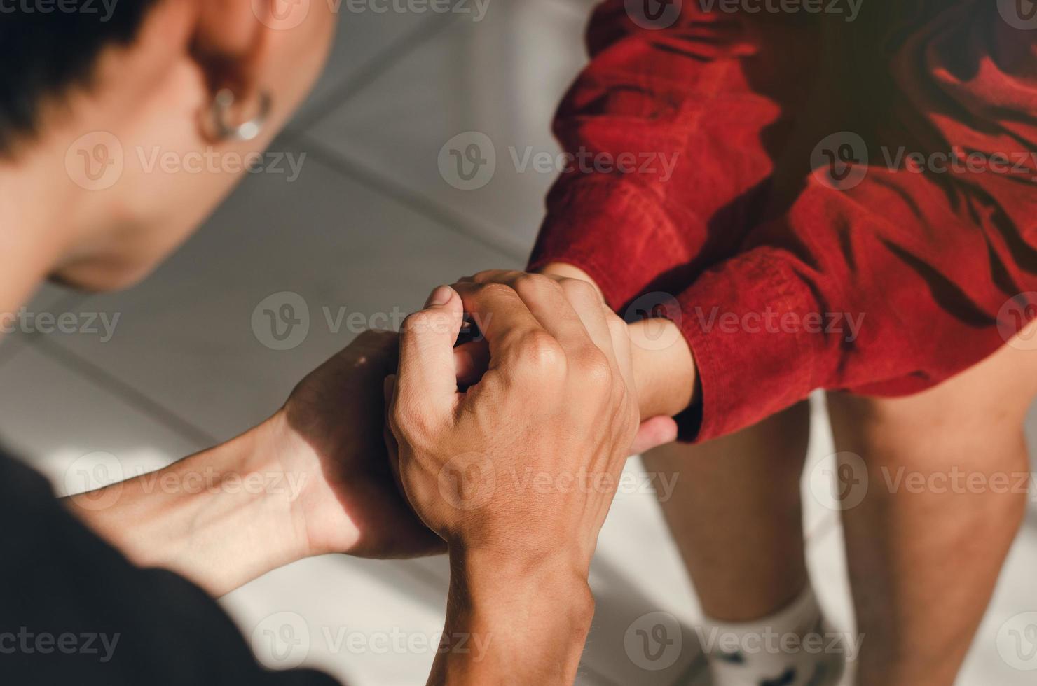 couple se tenant la main et priant ensemble avec humilité dans l'amour de dieu photo