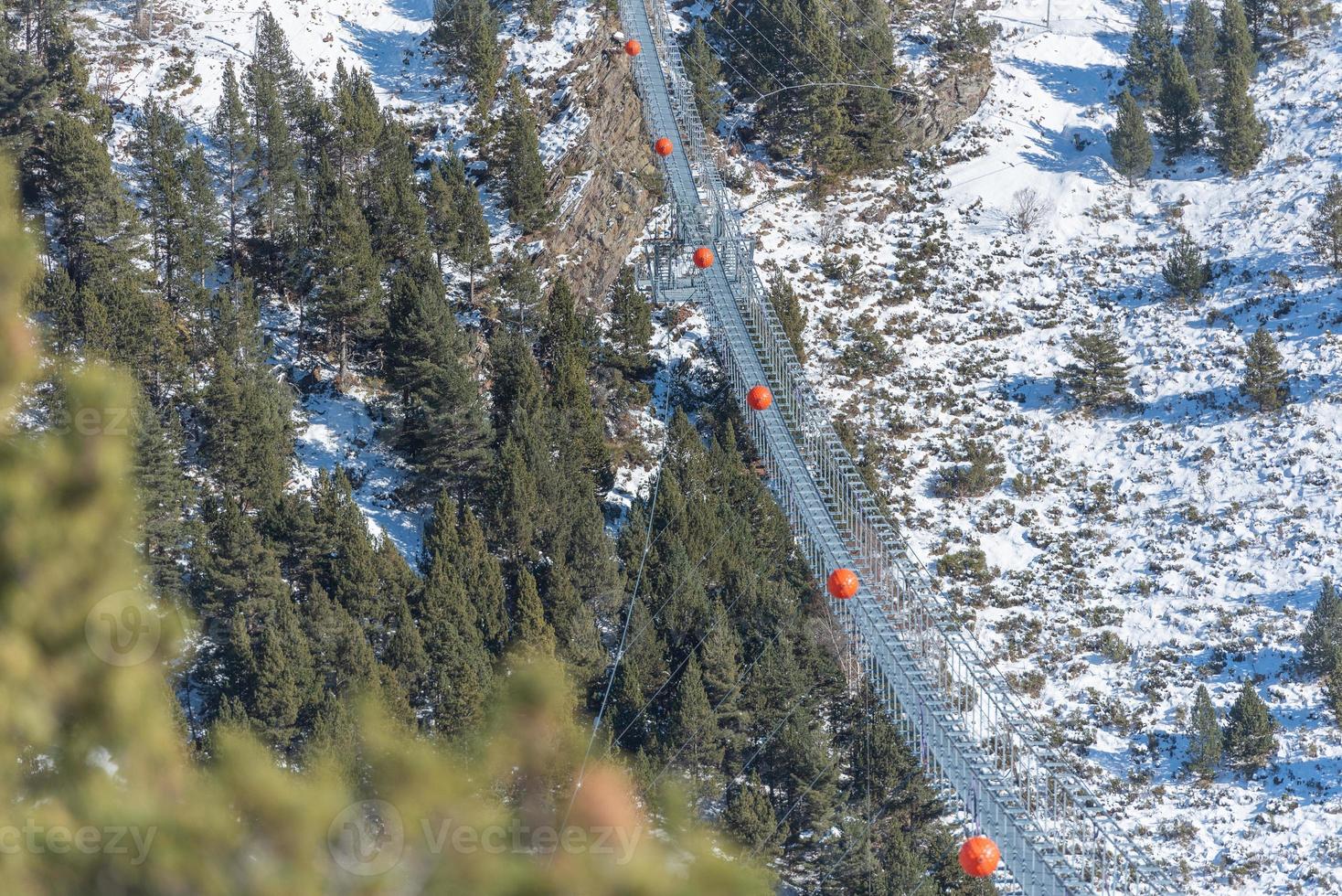 pont tibétain de canillo en andorre en construction en décembre 2021 photo