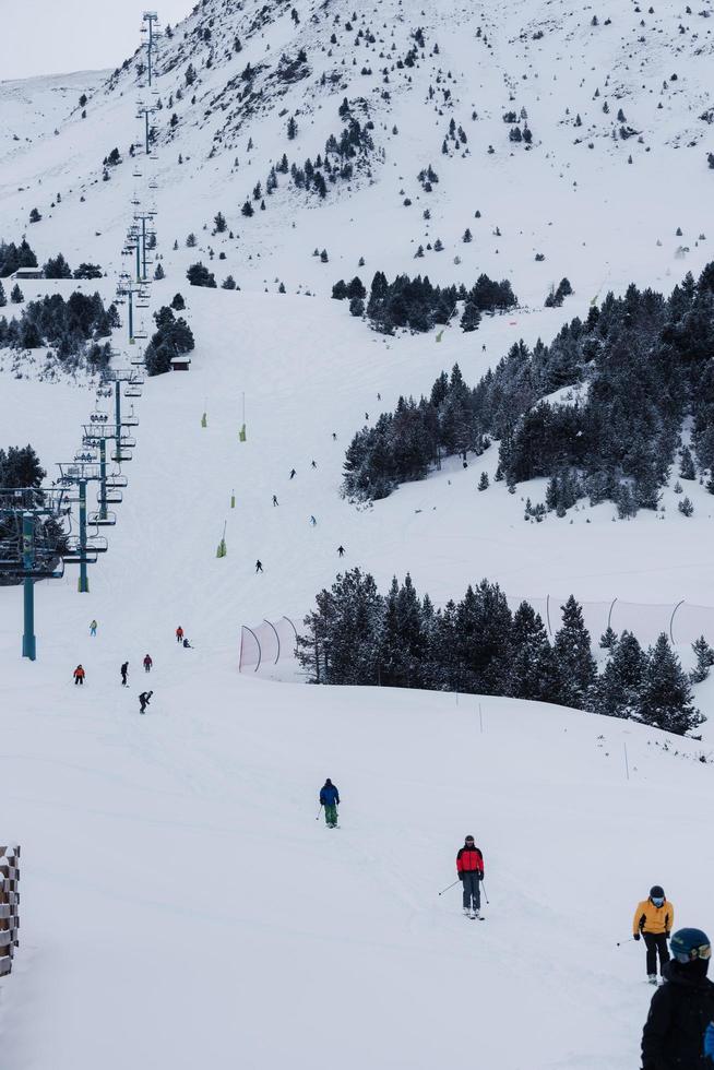 grandvalira, andorre 2021 - personnes skiant dans les pyrénées de grandvalira photo